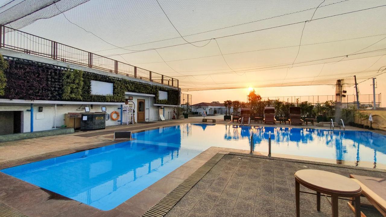 The Orchid Hotel Mumbai Vile Parle מראה חיצוני תמונה The pool at the hotel