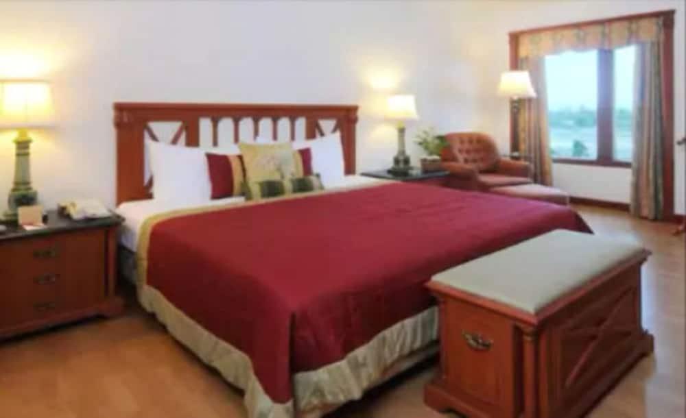 The Orchid Hotel Mumbai Vile Parle מראה חיצוני תמונה A bedroom at the hotel