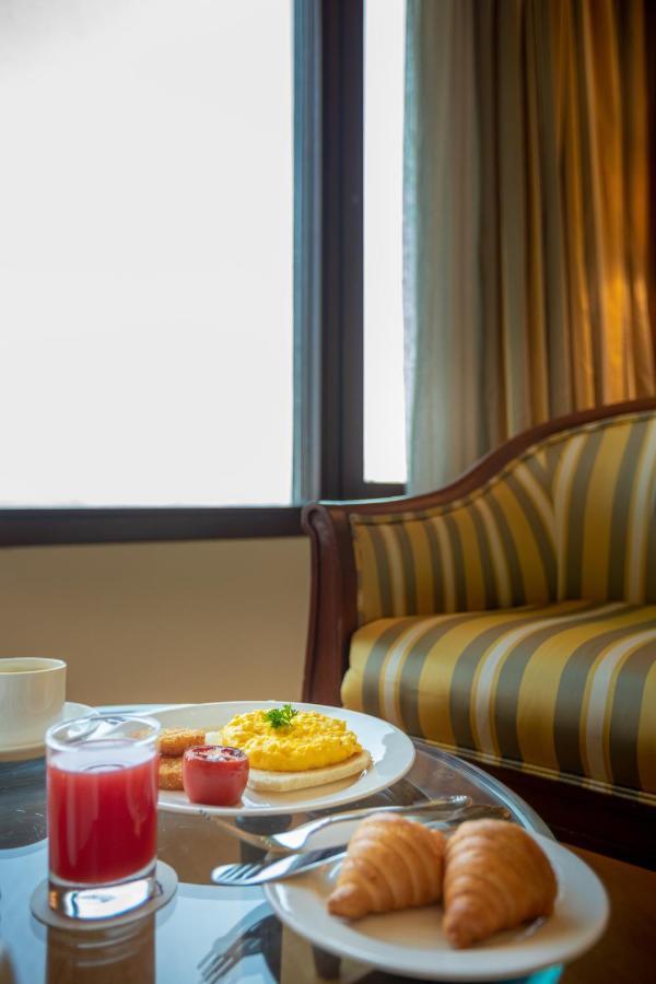 The Orchid Hotel Mumbai Vile Parle מראה חיצוני תמונה A settee