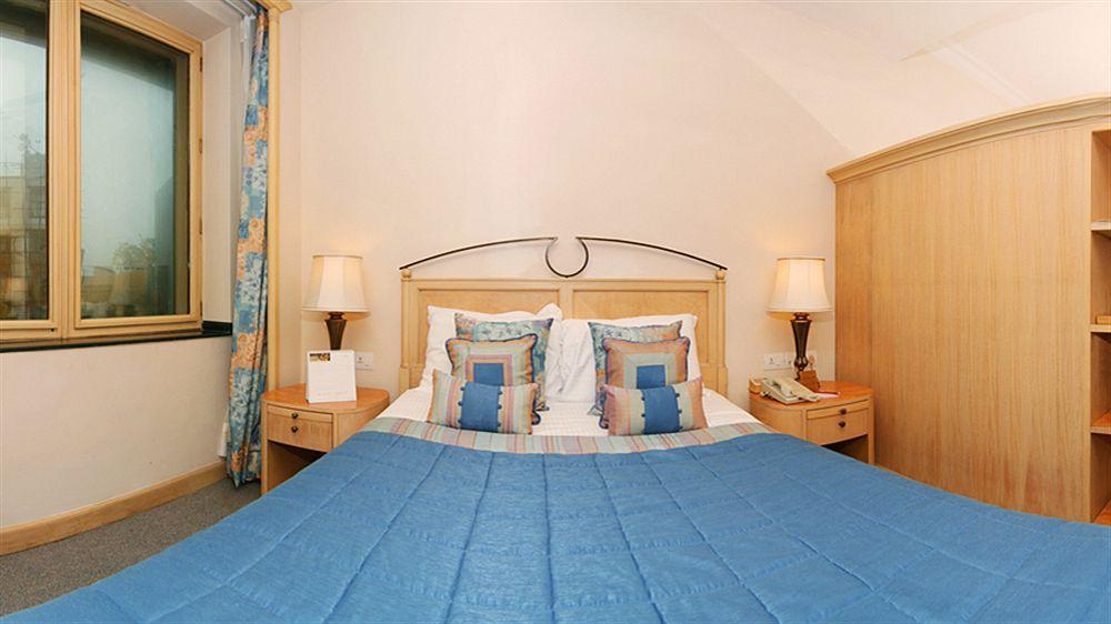 The Orchid Hotel Mumbai Vile Parle מראה חיצוני תמונה A bedroom at the hotel