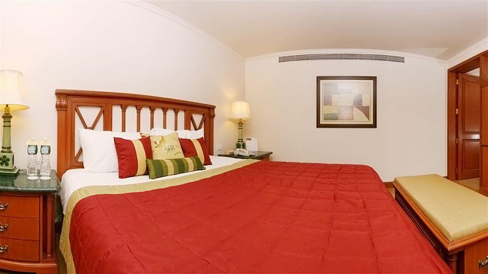 The Orchid Hotel Mumbai Vile Parle מראה חיצוני תמונה A room at the hotel