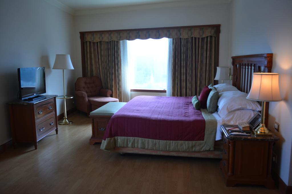 The Orchid Hotel Mumbai Vile Parle מראה חיצוני תמונה A bedroom at the Inn at the Opera