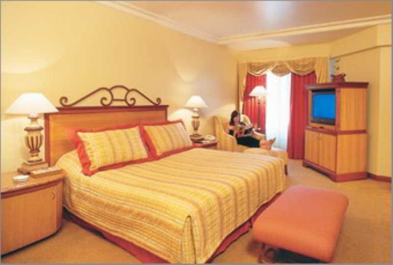 The Orchid Hotel Mumbai Vile Parle חדר תמונה A bedroom at the hotel