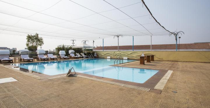 The Orchid Hotel Mumbai Vile Parle מראה חיצוני תמונה The pool at the hotel