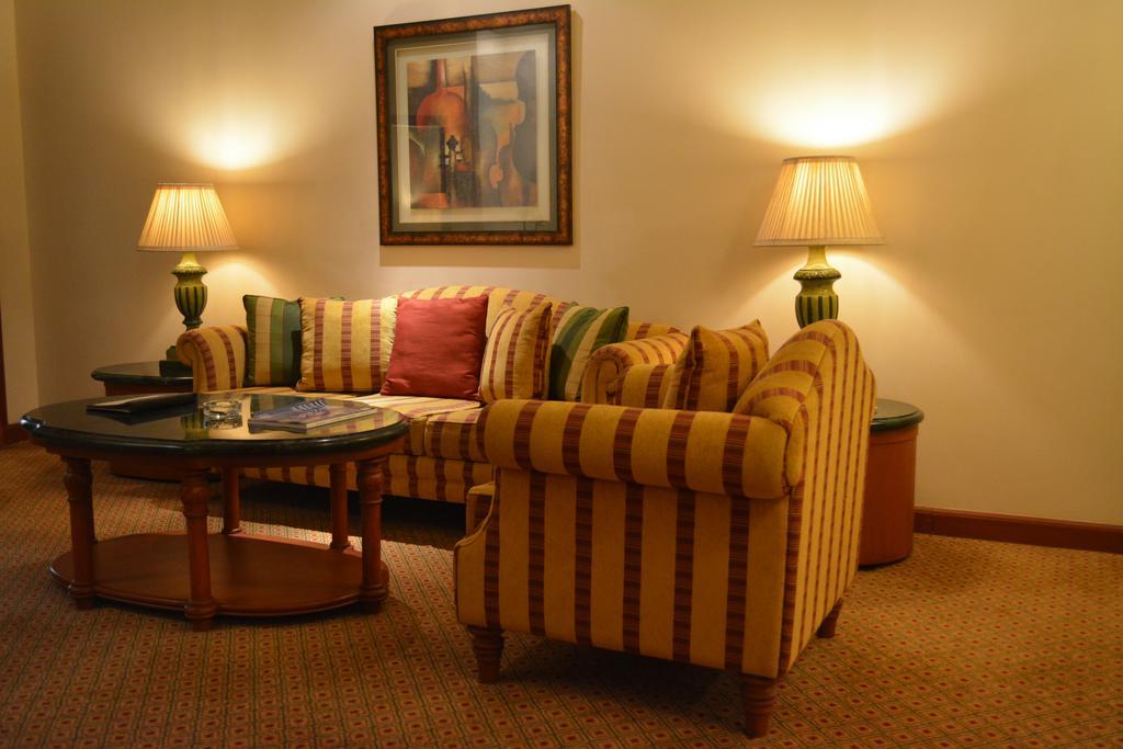 The Orchid Hotel Mumbai Vile Parle מראה חיצוני תמונה A living room with a sofa
