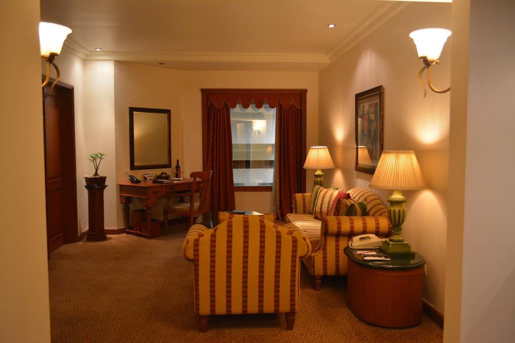 The Orchid Hotel Mumbai Vile Parle מראה חיצוני תמונה A suite at the Taj Mahal Palace