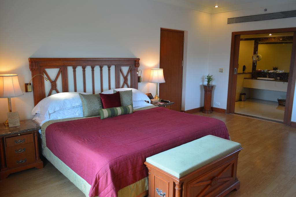 The Orchid Hotel Mumbai Vile Parle מראה חיצוני תמונה A bedroom at the Taj Bengal