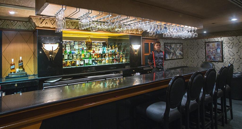 The Orchid Hotel Mumbai Vile Parle מראה חיצוני תמונה The bar at the 21 Club