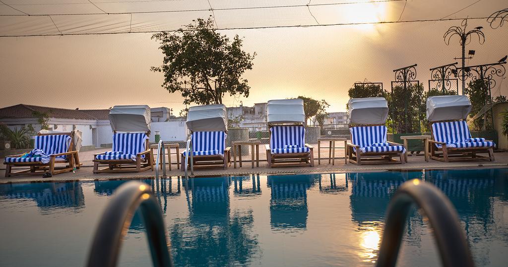 The Orchid Hotel Mumbai Vile Parle מראה חיצוני תמונה The swimming pool at the hotel