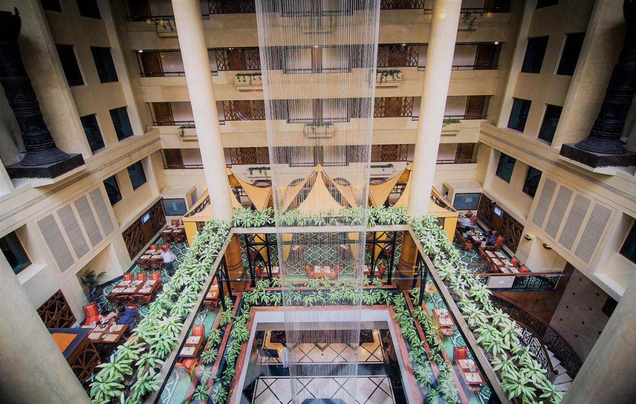 The Orchid Hotel Mumbai Vile Parle מראה חיצוני תמונה The interior of the hotel