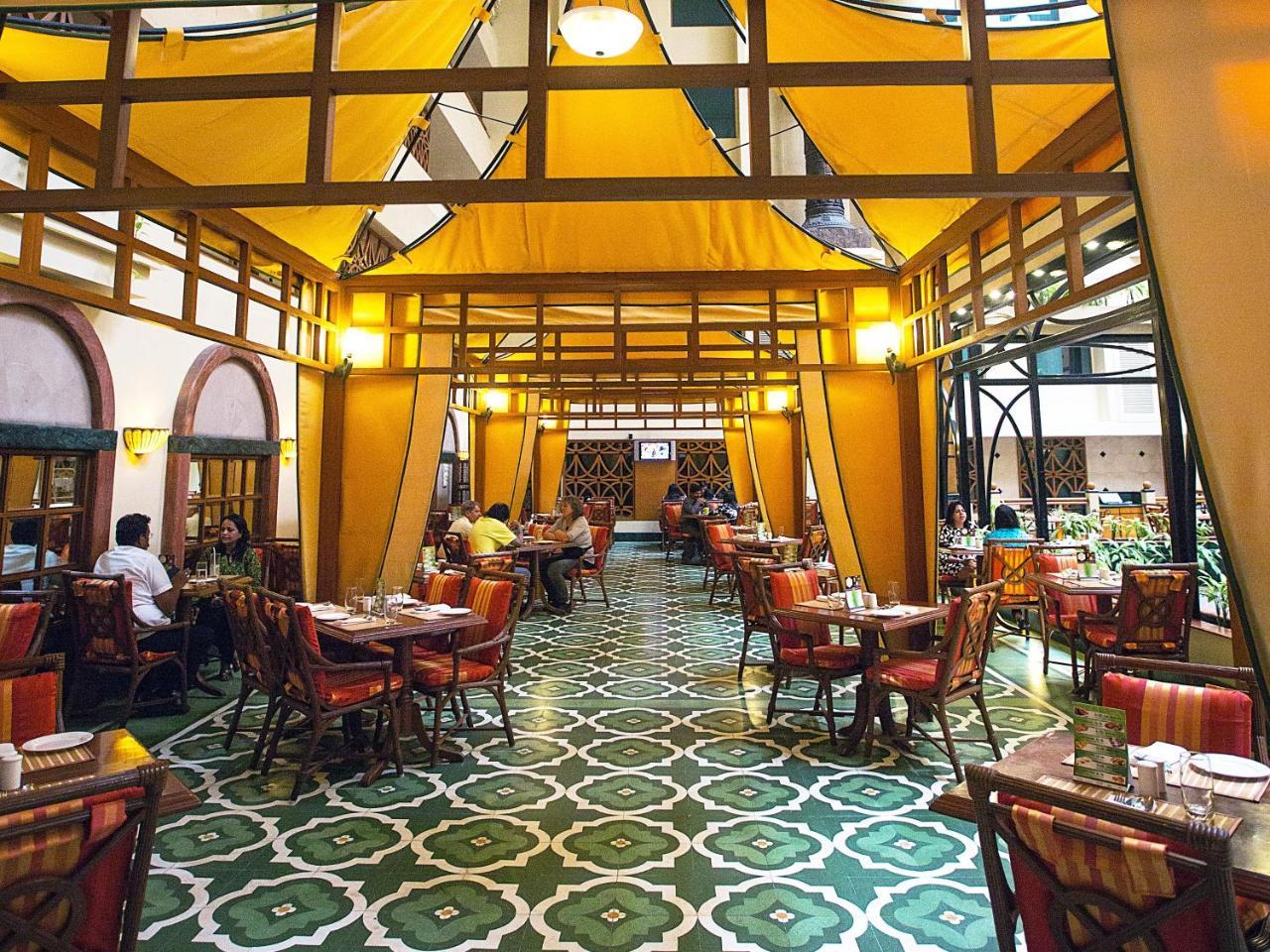 The Orchid Hotel Mumbai Vile Parle מראה חיצוני תמונה Interior of the restaurant