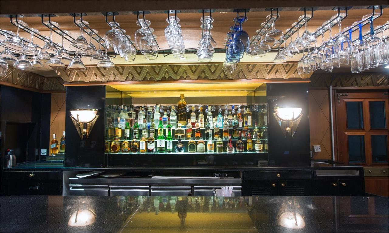 The Orchid Hotel Mumbai Vile Parle מראה חיצוני תמונה The bar at the 1905 Bar and Lounge