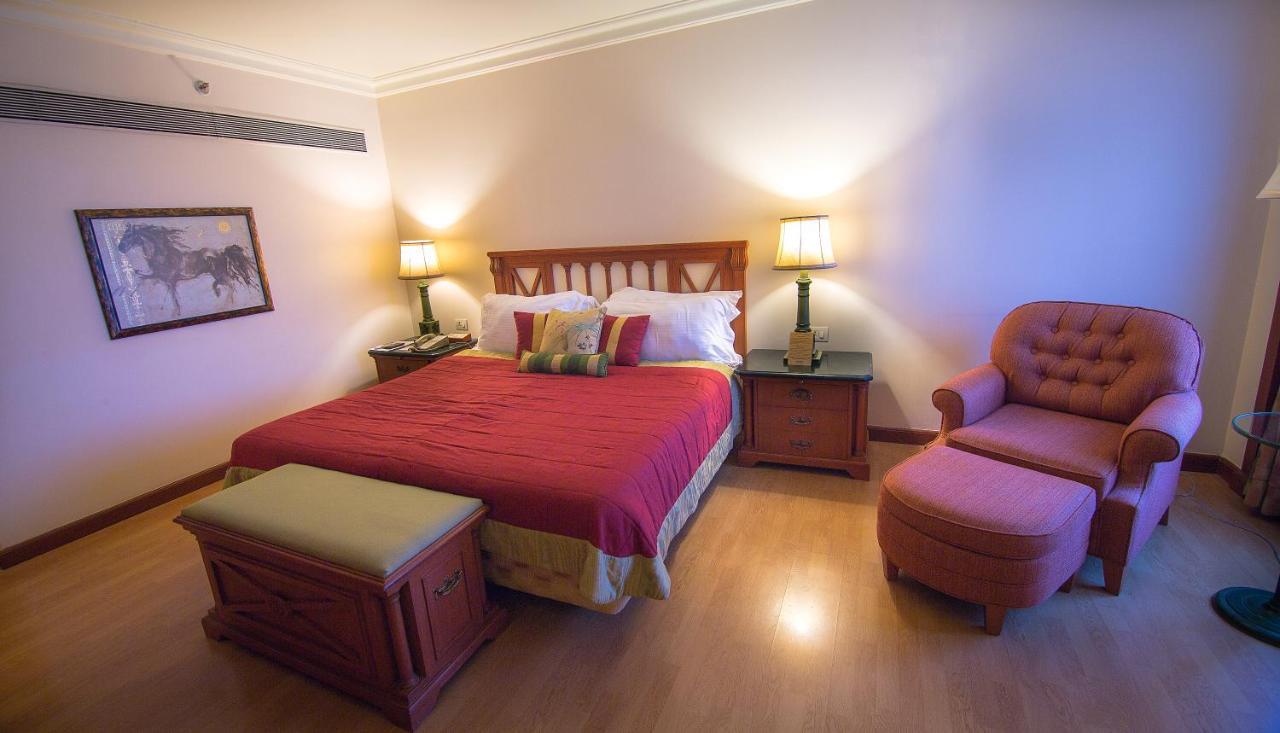 The Orchid Hotel Mumbai Vile Parle מראה חיצוני תמונה A bedroom at the Taj Bengal