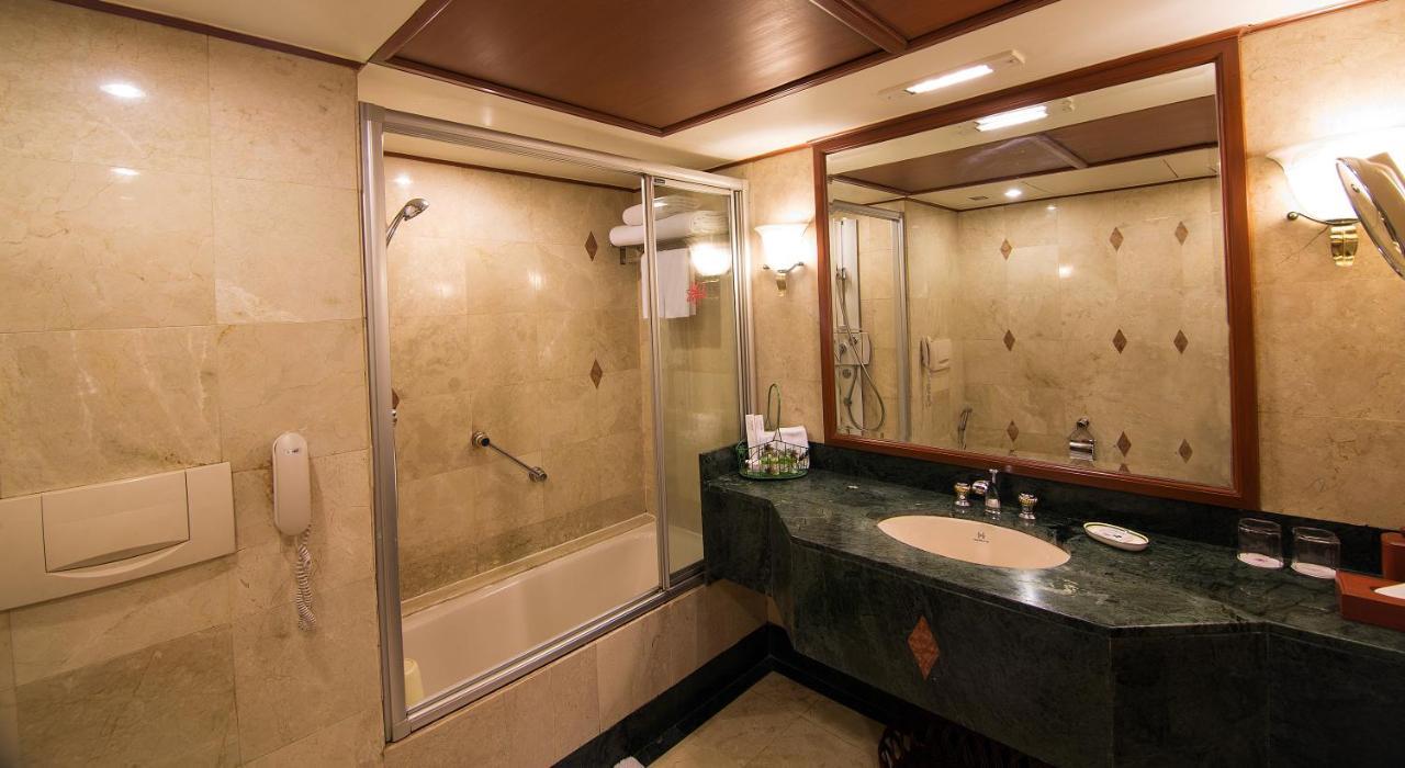 The Orchid Hotel Mumbai Vile Parle מראה חיצוני תמונה A shower enclosure with a sliding door