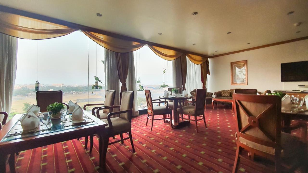 The Orchid Hotel Mumbai Vile Parle מראה חיצוני תמונה The lounge at the airport
