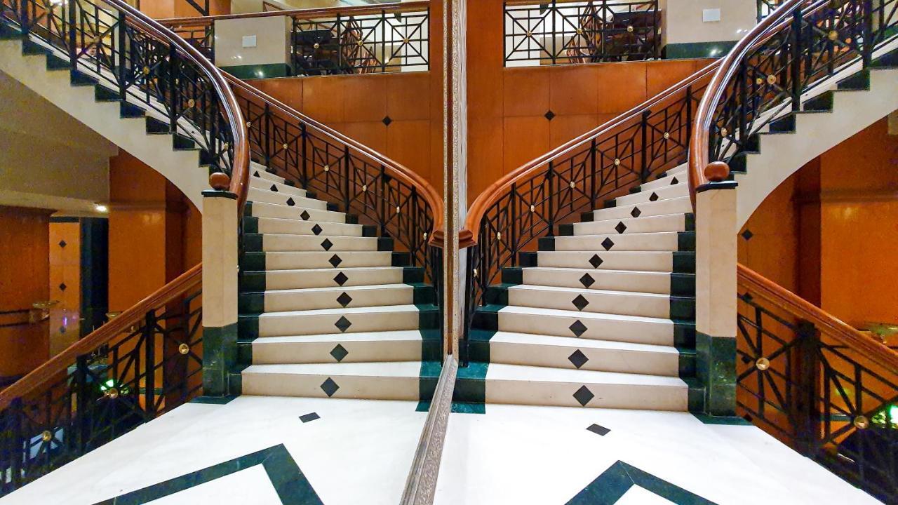 The Orchid Hotel Mumbai Vile Parle מראה חיצוני תמונה Stairs in the lobby