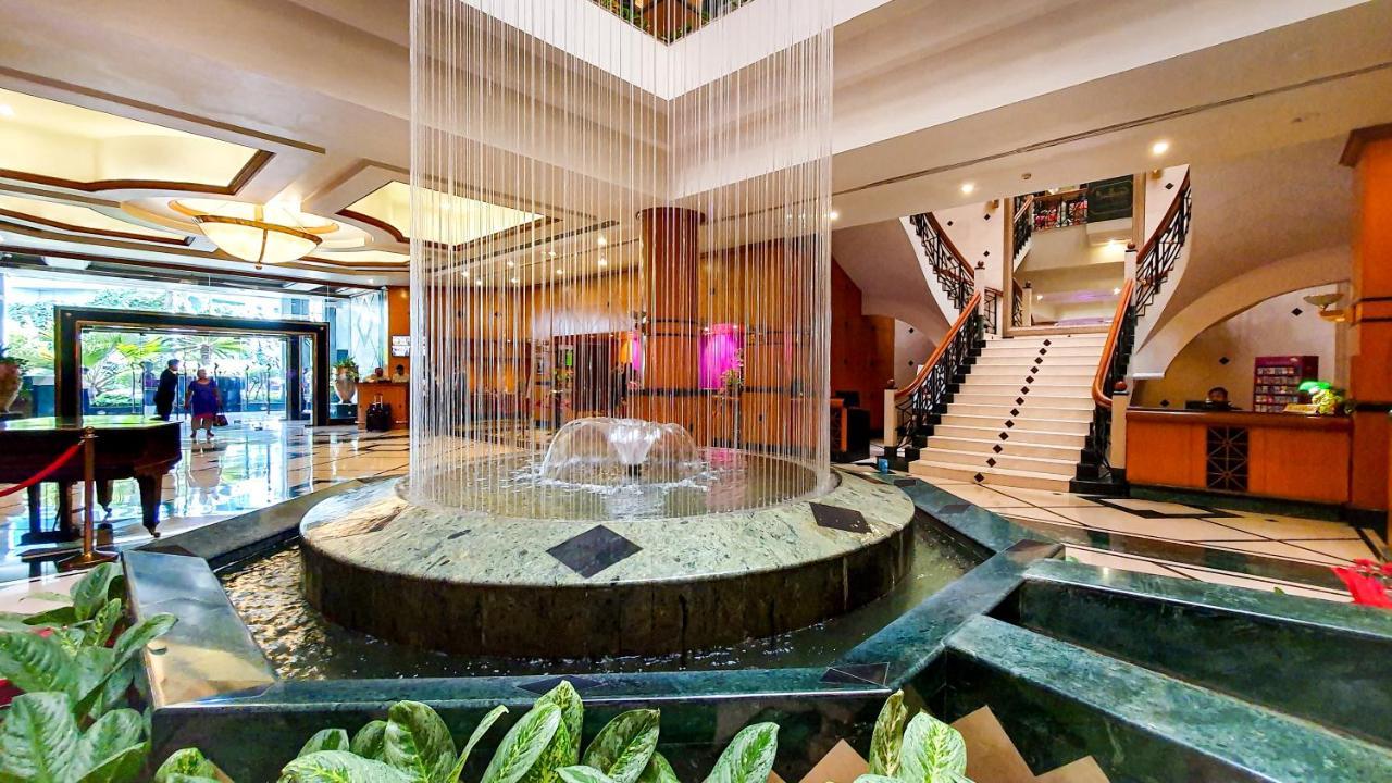 The Orchid Hotel Mumbai Vile Parle מראה חיצוני תמונה The lobby of the hotel