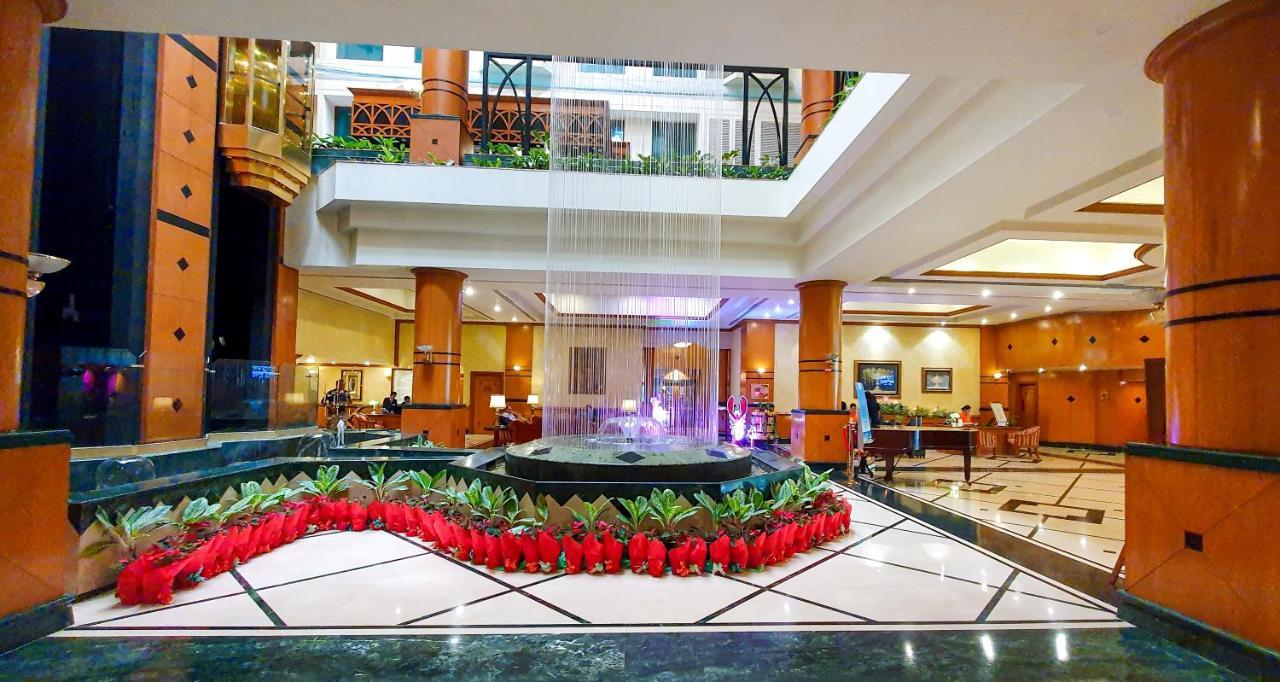 The Orchid Hotel Mumbai Vile Parle מראה חיצוני תמונה The lobby of the hotel