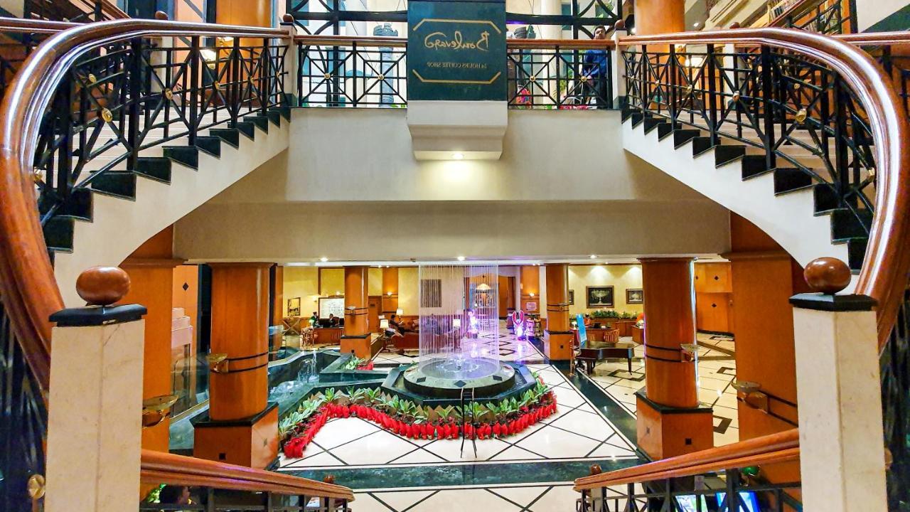 The Orchid Hotel Mumbai Vile Parle מראה חיצוני תמונה The lobby of the hotel