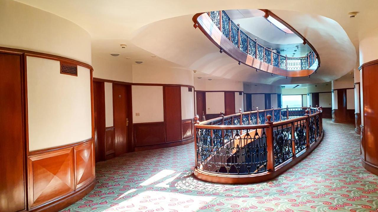 The Orchid Hotel Mumbai Vile Parle מראה חיצוני תמונה Interior of the hotel