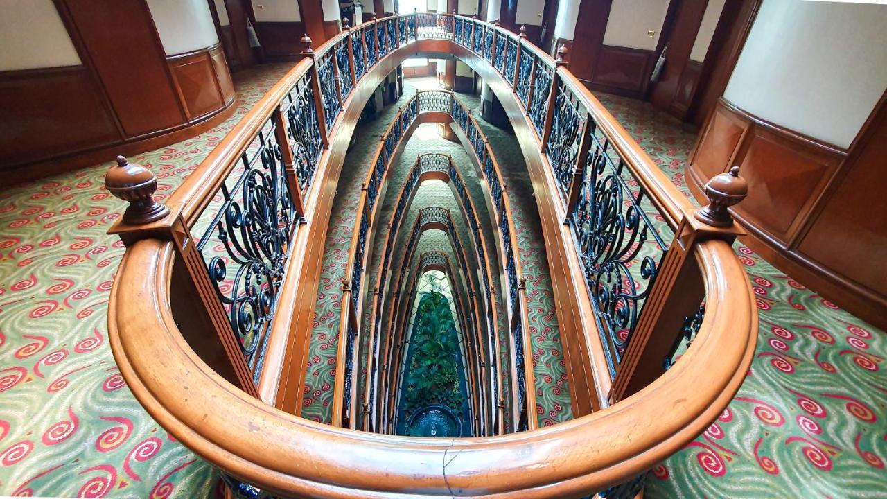 The Orchid Hotel Mumbai Vile Parle מראה חיצוני תמונה The staircase