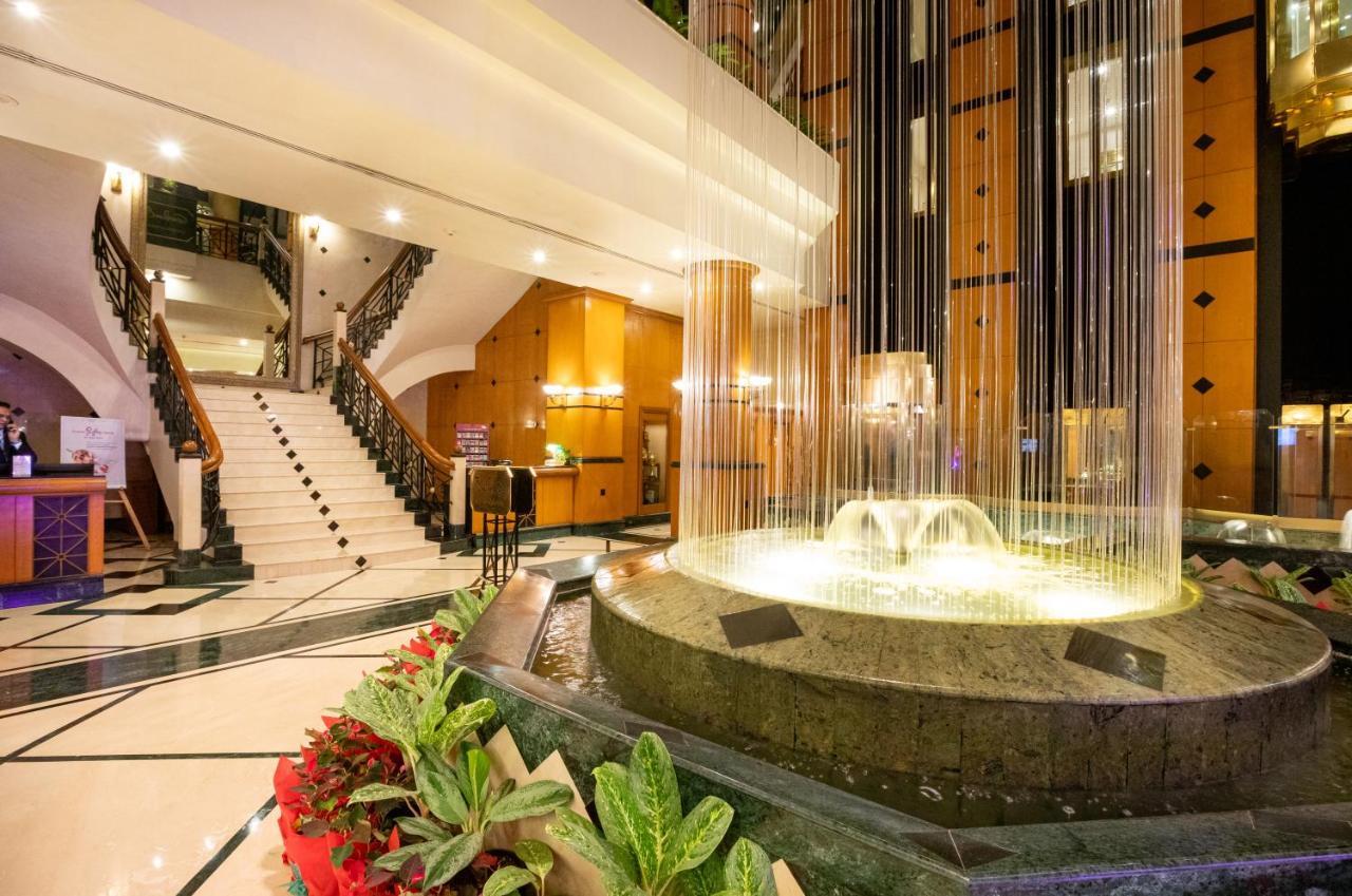 The Orchid Hotel Mumbai Vile Parle מראה חיצוני תמונה Fountain at the lobby